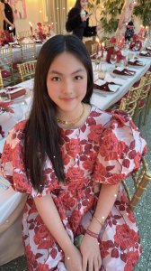 ​李湘带女儿参加奢华晚宴，14岁王诗龄复胖反弹，精致造型显成熟