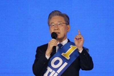 ​韩国陷入惊天丑闻，不到48小时，两大总统候选人先后道歉求原谅