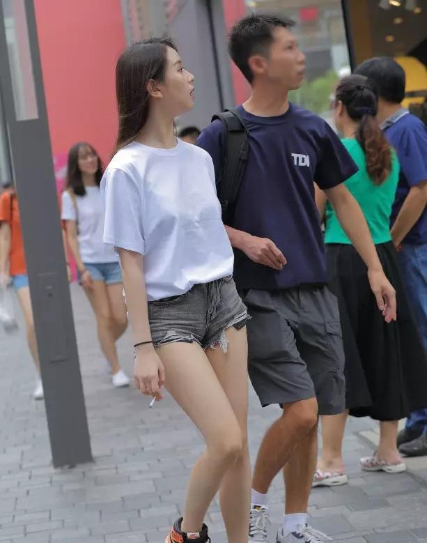 街拍：清纯性感翘臀大美女，长得好温柔动人