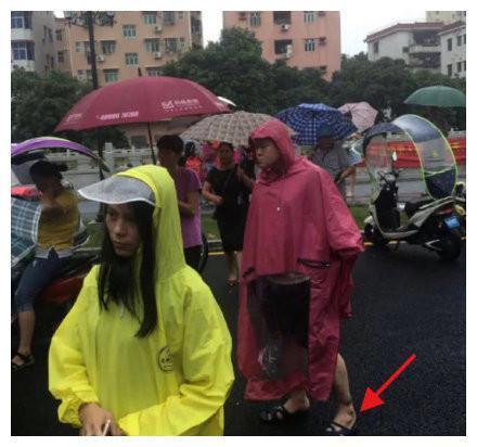 岳云鹏站雨中踩拖鞋接女儿，满脸委屈不开心，画面颇为好笑