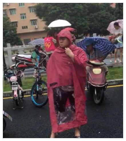 岳云鹏站雨中踩拖鞋接女儿，满脸委屈不开心，画面颇为好笑