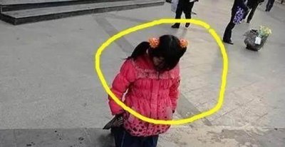 ​女乞丐街头行乞，抬头的一瞬间路人都被他惊艳到了