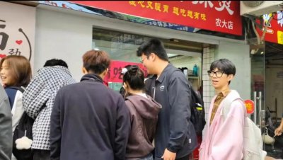 ​管够！湖南农大麻辣烫店主国庆挂横幅请假结婚，完婚后带80斤喜糖请师生吃